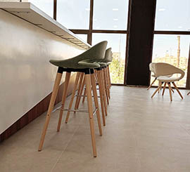 Bar stool with modern design and wooden legs