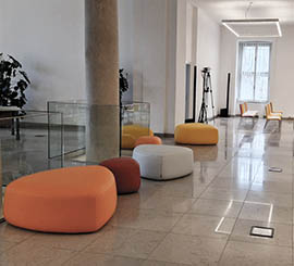 Pouf colorato per aree comuni open space